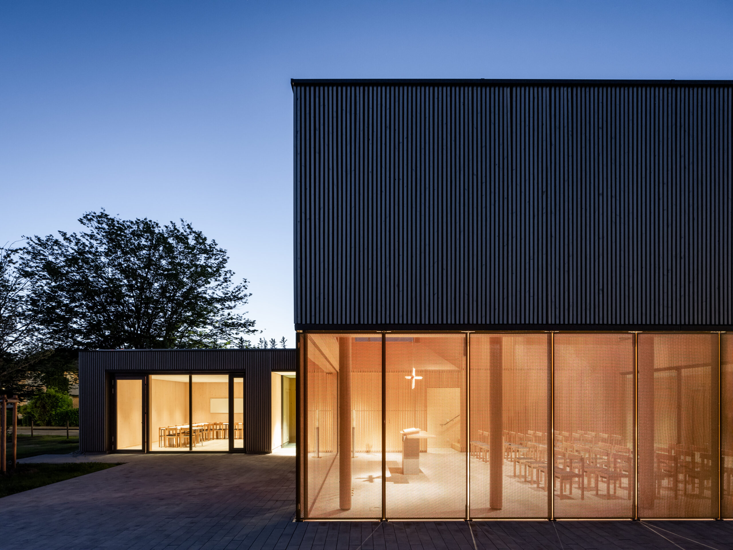 DE; bayern; vohburg, abhd architekten denzinger und partner mbb; neubau, kirche, jesus kirche, evangelische kirche, gemeindezentrum, kgv, baubuche, fassade, Bildtechnik Digital 22 MPx [(c)Maximilian Gottwald, Veroeffentlichung kostenpflichtig]