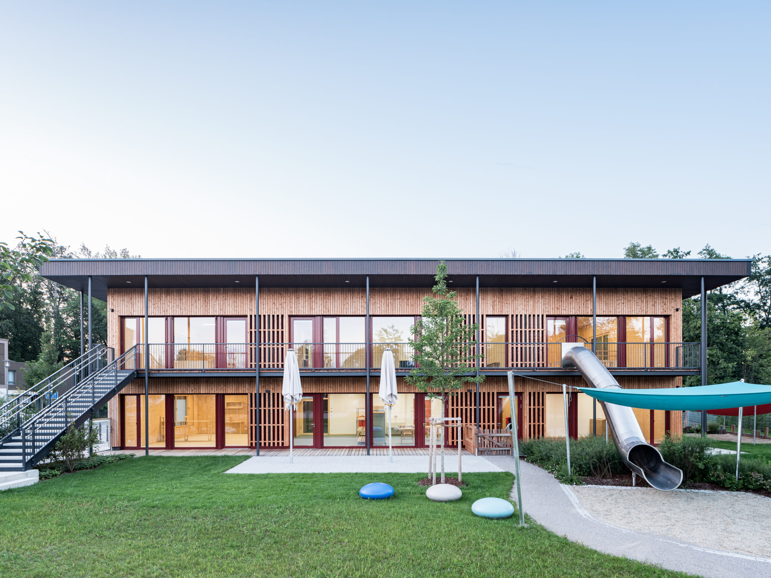DE; bayern; herrsching, kinderhaus, hort, kinderkrippe, kindergarten, kinderhaus am fendlbach, kunterbunt, neubau, holz, füllemann architekten gmbh; Bildtechnik Digital 50 MPx [(c)Maximilian Gottwald, Veroeffentlichung kostenpflichtig]